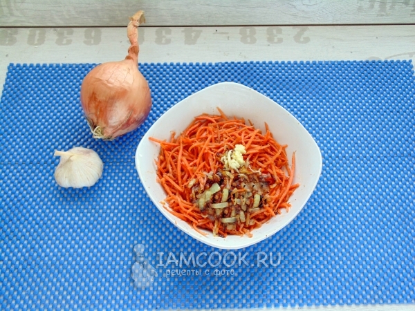 Положить чеснок и обжаренный лук