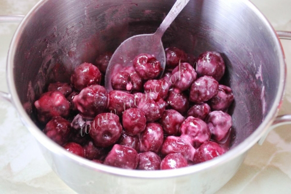 Вишня с сахаром и алкоголем