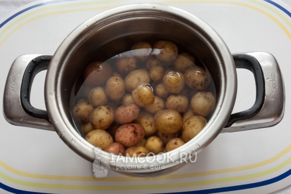Отварить картофель в мундире