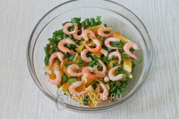 Добавить креветки