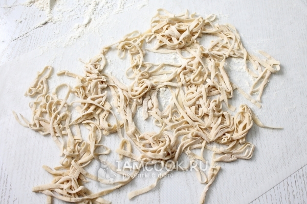 Присыпать лапшу мукой