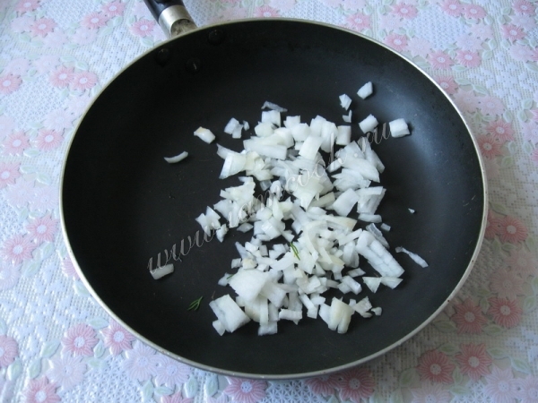 Обжарка лука на сковороде