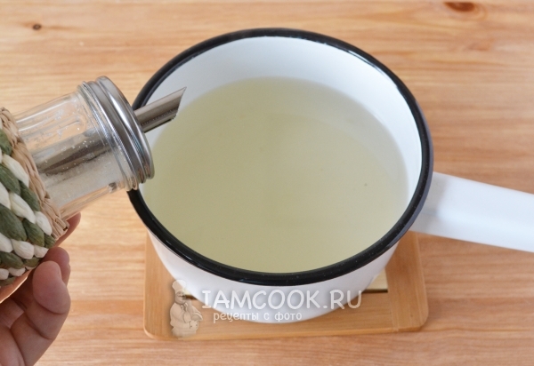 Всыпать сахар в воду