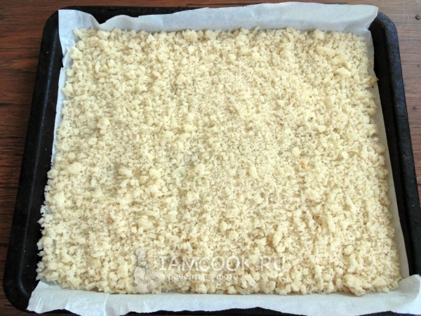 Положить крошку на противень