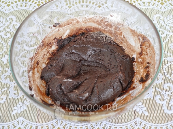 Добавить желток и муку в тесто