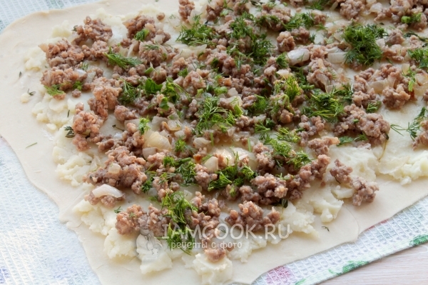 Выложить фарш с луком и зелень