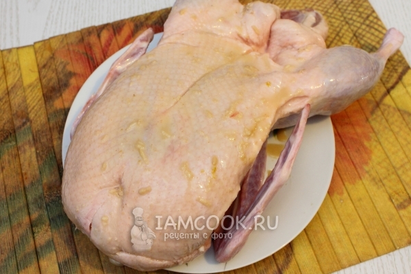Смазать утку маринадом