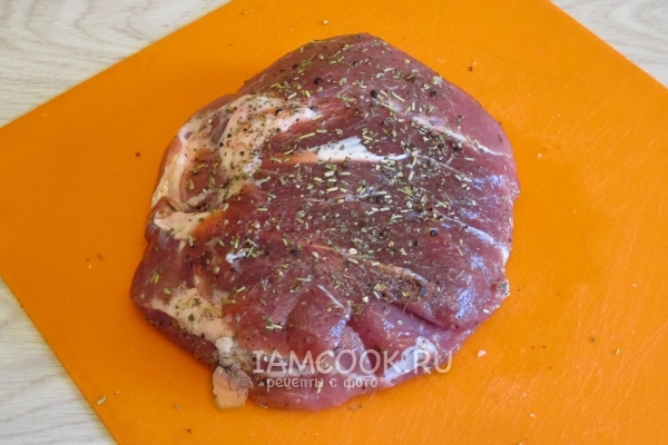 Натереть мясо специями