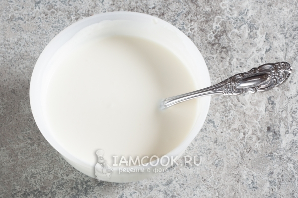 Размешать сметану с приправами