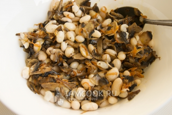 Положить фасоль