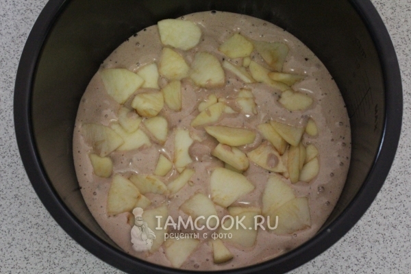 Выложить в форму яблоки и тесто