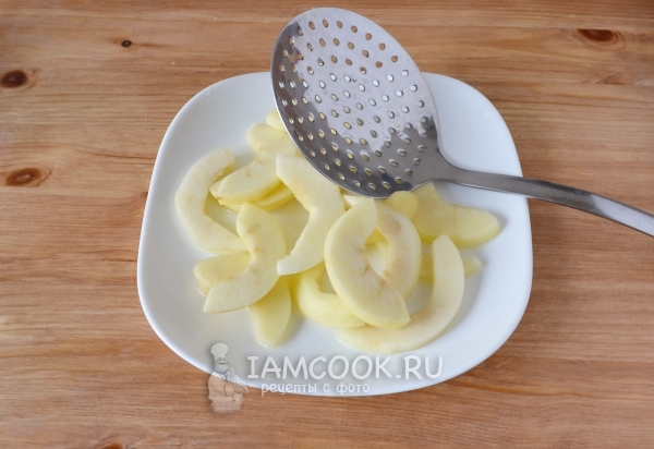 Достать яблоки из воды