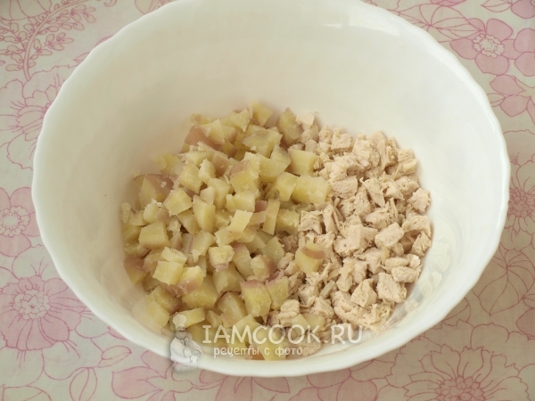 Соединить измельченный картофель и куриное филе