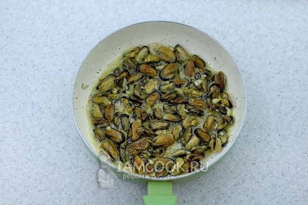 Пожарить мидии с чесноком