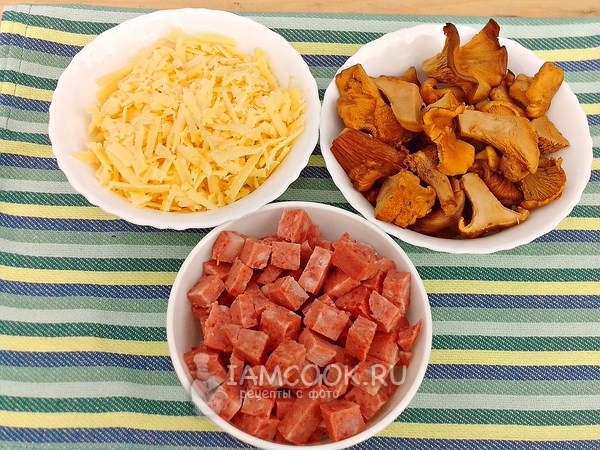 Измельчить колбасу, сыр и грибы