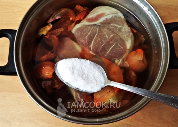 Положить в воду свинину, шелуху и соль