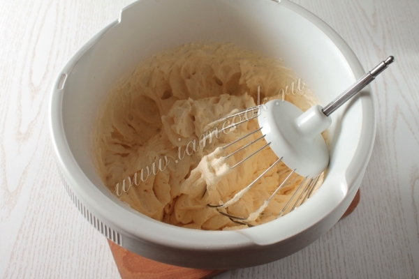 Сметана с сахаром и ванилином