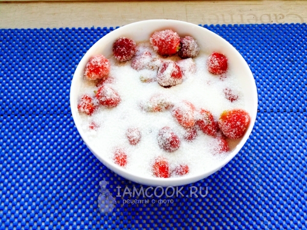 Смешать клубнику с сахаром