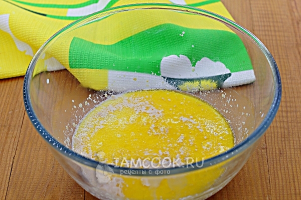 Влить сливочное масло