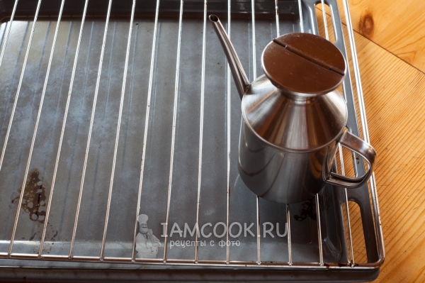 Смазать решетку маслом