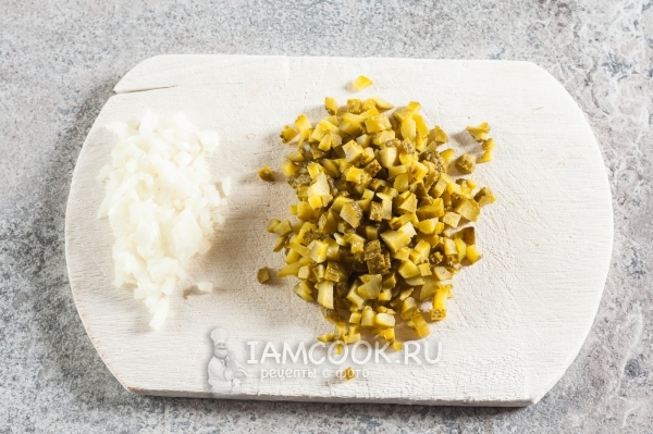Порезать лук и огурцы