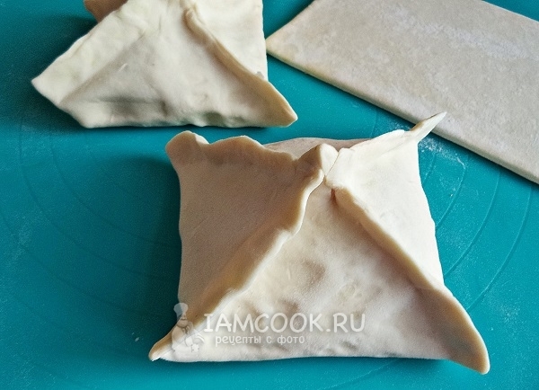 Защипнуть края теста