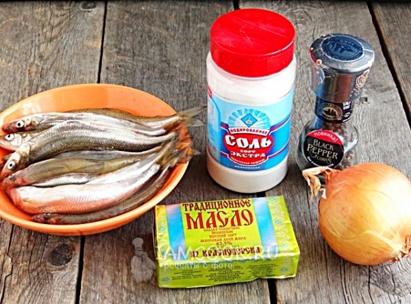 Ингредиенты для корюшки, запеченной с луком в горшочке