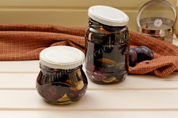 Слива маринованная с чесноком