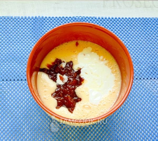 Положить йогурт и бананово-карамельный соус