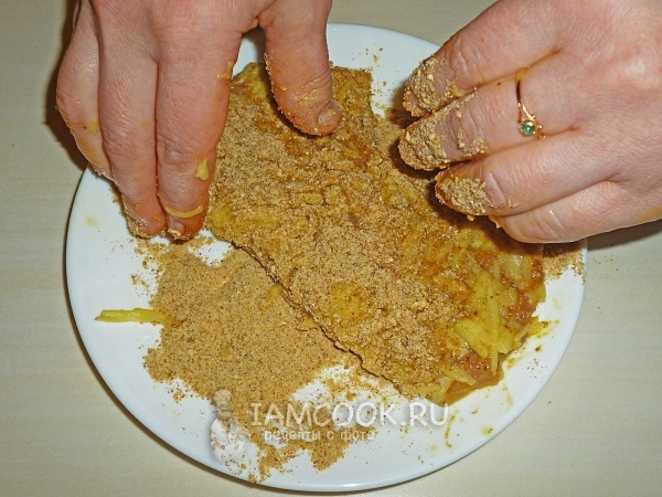 Обвалять мясо в сухарях