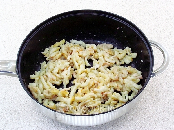 Обжарить филе кальмара