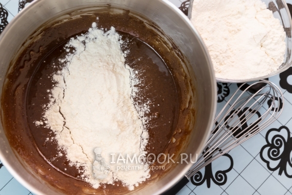 Всыпать муку