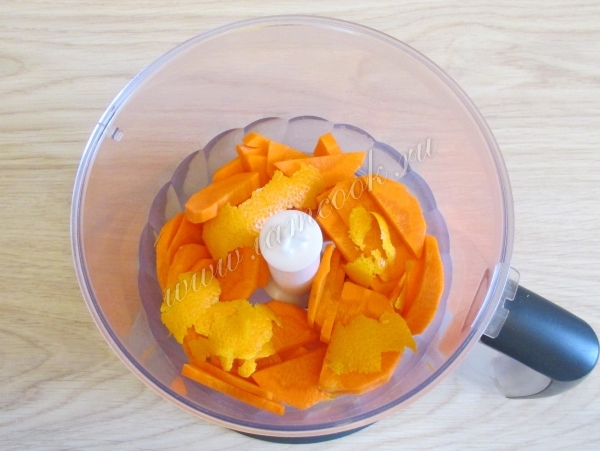 Морковь в чаше блендера