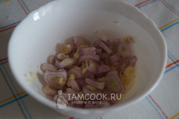 Смешать лук, чеснок и соль