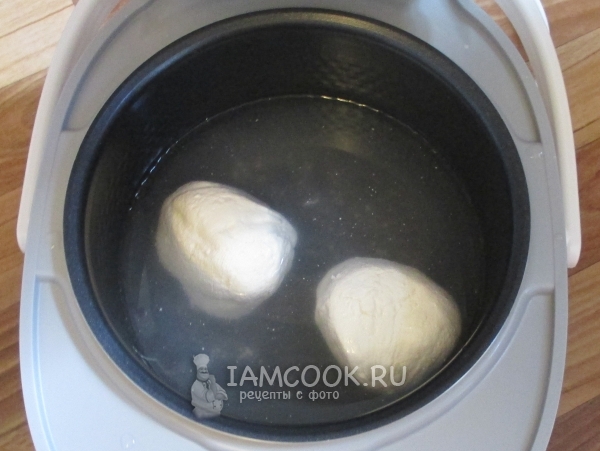 Положить в горячую воду куски сыра