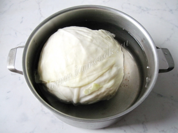 Кочан капусты в кастрюле