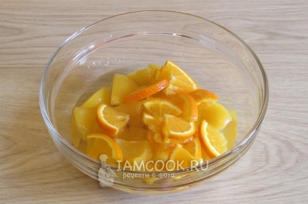 Положить порезанный апельсин