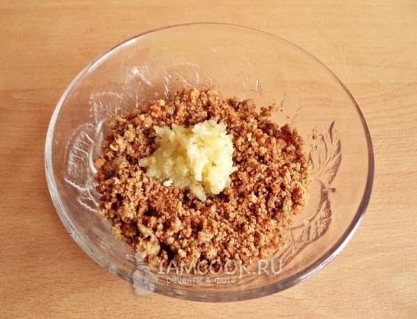 Добавить чеснок