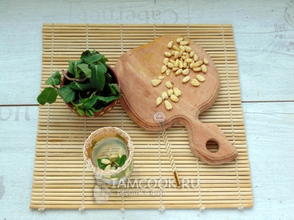 Положить в стакан мяту и орешки