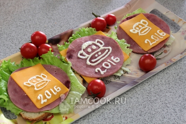 Выложить бутерброды на тарелку