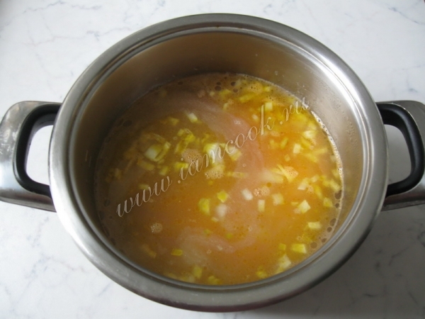 Обжарку положить в бульон