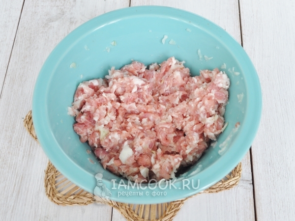 Положить лук к фаршу