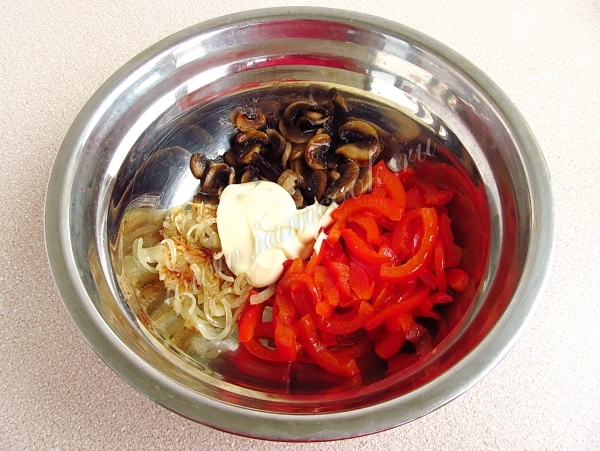 Заправим салат со сладким перцем и грибами