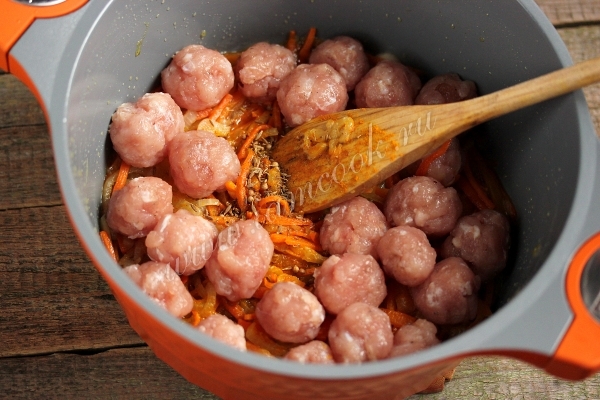 Выложить фрикадельки