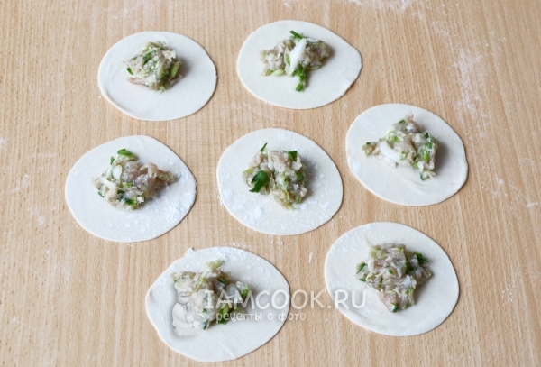 Положить на тесто фарш