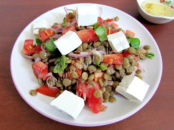 Рецепт салата из чечевицы, феты и томатов