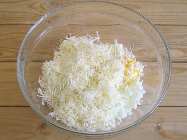 Добавить сыр к тесту для капустных оладьев