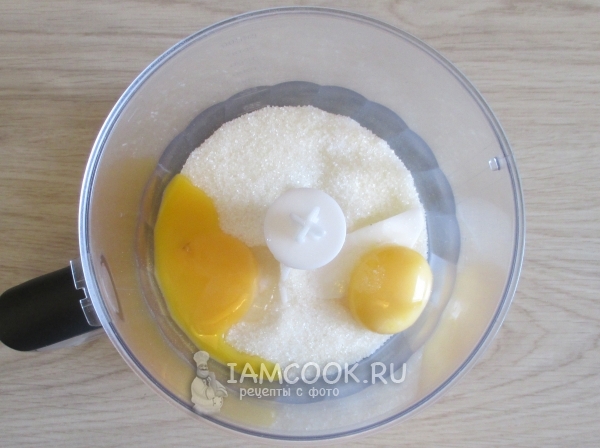 Смешать яйца с сахаром