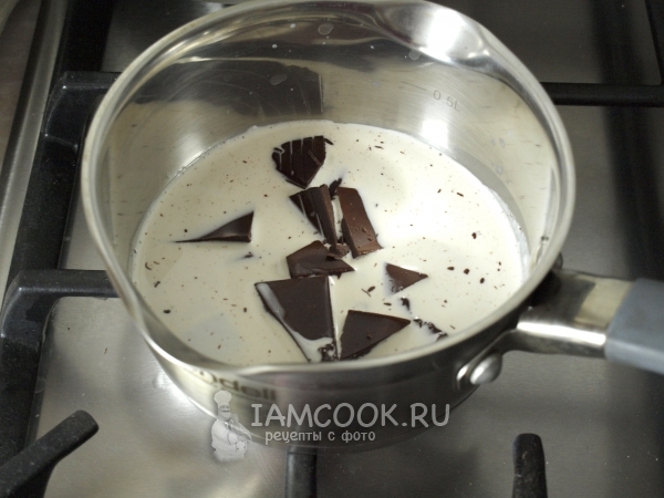 Растопленный шоколад в сливках