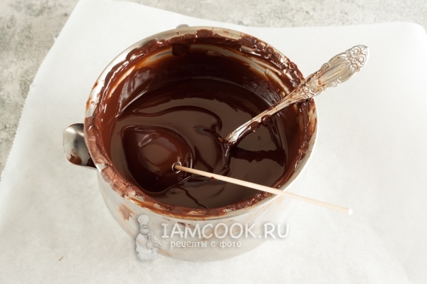 Обмакнуть грушу в шоколад